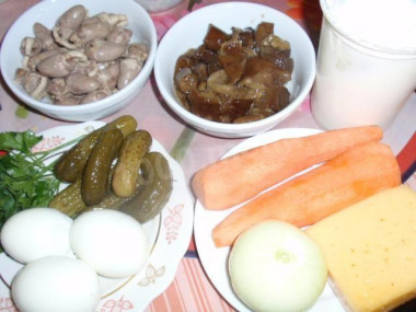 Рецепт - Салат из куриных сердечек с грибами - Шаг 1 - Ингредиенты:куриные сердечкияйцасырморковьлуксол.огурецмаринованные грибымайонез,зелень