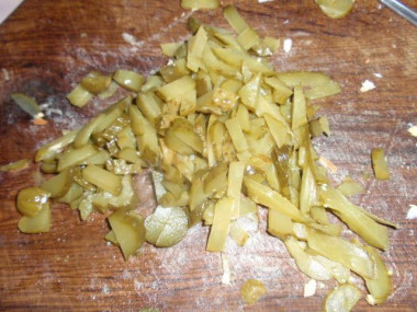 Рецепт - Салат из куриных сердечек с грибами - Шаг 5 -  Нарезаем огурец