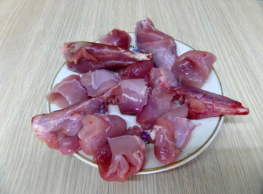 Рецепт - Шашлык из кролика сочный в маринаде из минералки на мангале - Шаг 2 -  Ножки кролика порезать на кусочки размером не менее 3 см в длину и ширину. Можно использовать и косточки, только мясо не много срезать, чтобы мясной слой не был слишком толстым. Иначе оно не прожарится.