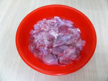 Рецепт - Шашлык из кролика сочный в маринаде из минералки на мангале - Шаг 3 -  Кусочки мясо положить в глубокую миску и залить любой минеральной водой, лучше с газом. Так мясо быстрее витает жидкость и будет более мягким и сочным. Придавить тарелочкой и поставить в холодильник часов на 5.