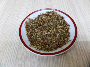 Рецепт - Шашлык из кролика сочный в маринаде из минералки на мангале - Шаг 4 -  Пока мясо стоит, измельчить не очень мелко кориандр. Достаточно, чтобы семена разделились на 2 - 3 части.