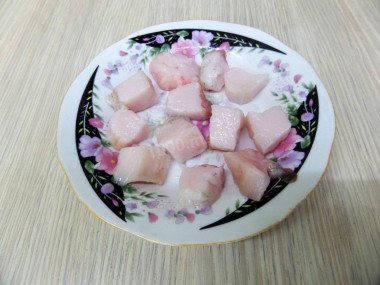 Рецепт - Шашлык из кролика сочный в маринаде из минералки на мангале - Шаг 5 -  Сало порезать на более меньшие кусочки, чем резали мясо.