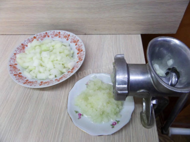 Рецепт - Шашлык из кролика сочный в маринаде из минералки на мангале - Шаг 6 -  Лук перекрутите на мясорубке.