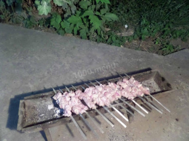 Рецепт - Шашлык из кролика сочный в маринаде из минералки на мангале - Шаг 9 -  Положить подготовленный шашлык на мангал и жарить на тлеющих углях до легкого подрумянивания. Крошки лука могут слегка подгореть, но пусть это вас не смущает. Сам шашлык останется нежным.