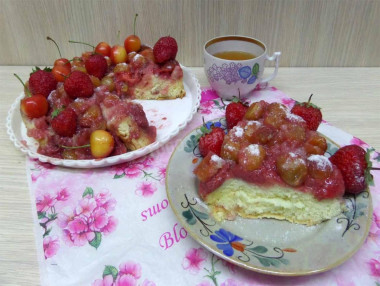 Шарлотка с черешней и клубникой