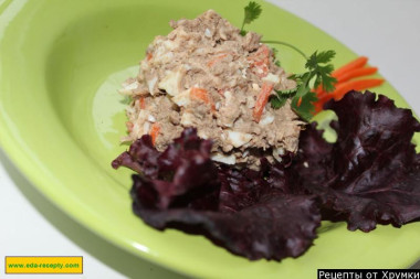 Салат с курицей и свиной печенью
