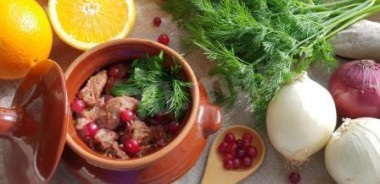 Свинина с картошкой под клюквенным соусом