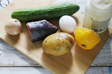 Рецепт - Простой салат с горбушей картофелем огурцом и майонезом - Шаг 1 - Для приготовления салата по этому рецепту возьмите продукты по списку: соленую горбушу, вареные яйца и картофель, репчатый лук, свежий огурец, майонез и лимонный сок.