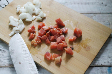 Рецепт - Простой салат с горбушей картофелем огурцом и майонезом - Шаг 2 -  Мелким кубиком нарежьте репчатый лук, кубиками среднего размера порежьте очищенную рыбу.