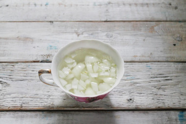 Рецепт - Простой салат с горбушей картофелем огурцом и майонезом - Шаг 3 -  Лук залейте на несколько минут кипятком, чтобы он потерял свою резкость и горечь. После этого лук откиньте на ситечко и хорошо промойте под струей холодной воды, отцедите. Теперь лук придаст салату сладковатую, сочную нотку.