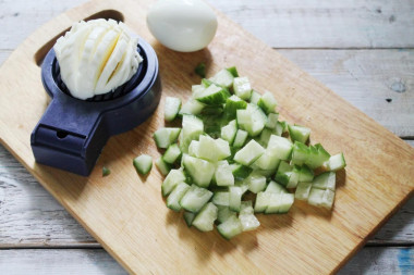 Рецепт - Простой салат с горбушей картофелем огурцом и майонезом - Шаг 4 -  Аналогичным нарезке горбуши кубиком порежьте свежий огурец, яйца измельчите кубиком с помощью яйцерезки или нарежьте ножом на кубики.