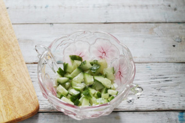 Рецепт - Простой салат с горбушей картофелем огурцом и майонезом - Шаг 5 -  Салат можно подавать в общем салатнике, заправив майонезом с лимонным соком и перемешав перед самой подачей. Я покажу укладку всех ингредиентов слоями. На дно салатника положите слой измельченного яйца. На него - слой из огуречной нарезки.