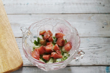 Рецепт - Простой салат с горбушей картофелем огурцом и майонезом - Шаг 6 -  На огурцы разместите кубики горбуши. Она особенно ярко смотрится на фоне зелени.