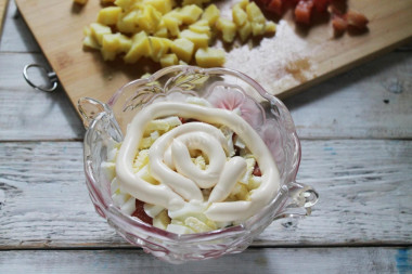 Рецепт - Простой салат с горбушей картофелем огурцом и майонезом - Шаг 7 -  Сбрызните рыбу лимонным соком и покройте слоем майонеза. Уплотните слои ложкой.