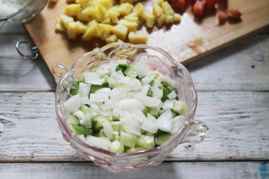 Рецепт - Простой салат с горбушей картофелем огурцом и майонезом - Шаг 8 -  Затем снова выложите огурцы, яичный слой. Промажьте майонезом.