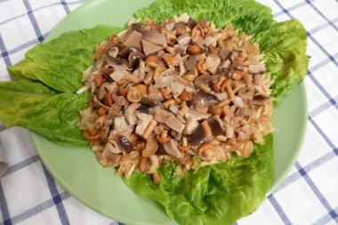 Рецепт - Салат с яблоками грибами сыром - Шаг 5 -  На яблоки выкладываем грибы.