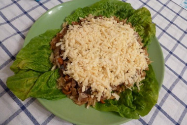 Рецепт - Салат с яблоками грибами сыром - Шаг 6 -  Сверху посыпаем сыром.