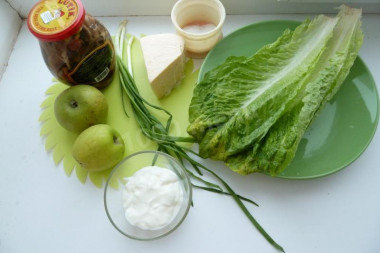 Рецепт - Салат с яблоками грибами сыром - Шаг 1 - Режем мелко грибы.