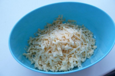 Рецепт - Салат с яблоками грибами сыром - Шаг 3 -  Трем сыр и яблоки.