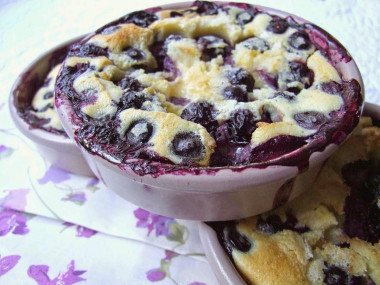 Шарлотка с черникой