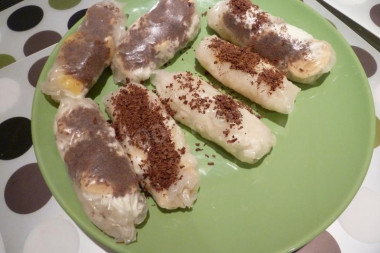 Бананы в рисовой бумаге с творогом