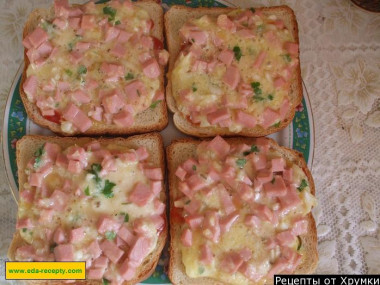Горячие бутерброды с кусочками колбасы и сыром