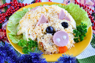 Салат с сыром, кукурузой и ветчиной Свинка