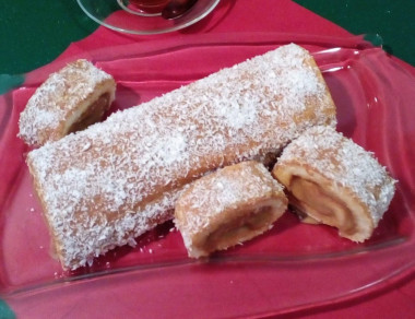 Нежный рулет с вареной сгущенкой