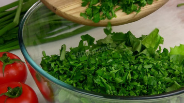 Рецепт - Салат зелёный с орешками и ветчиной - Шаг 1 - Всю зелень вымыть и просушить. В миску порвать руками листья салата и руколу. Нарезать мелко петрушку и зелёный лук.