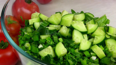 Рецепт - Салат зелёный с орешками и ветчиной - Шаг 2 -  Добавить крупно нарезанные огурцы.