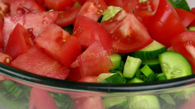 Рецепт - Салат зелёный с орешками и ветчиной - Шаг 3 -  Добавить крупно нарезанные помидоры.