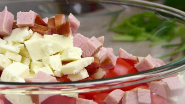 Рецепт - Салат зелёный с орешками и ветчиной - Шаг 4 -  Добавить нарезанные небольшими кубиками ветчину и сыр.