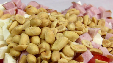 Рецепт - Салат зелёный с орешками и ветчиной - Шаг 5 -  Добавить обжаренный арахис. Измельчать его не нужно.