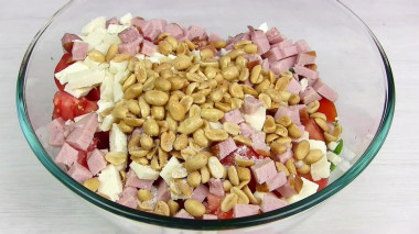 Рецепт - Салат зелёный с орешками и ветчиной - Шаг 6 -  Добавить растительное масло и соль.