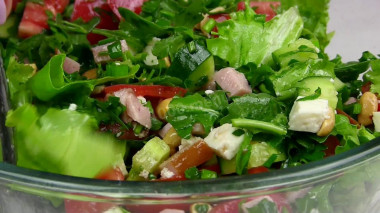 Рецепт - Салат зелёный с орешками и ветчиной - Шаг 7 -  Аккуратно перемешать.