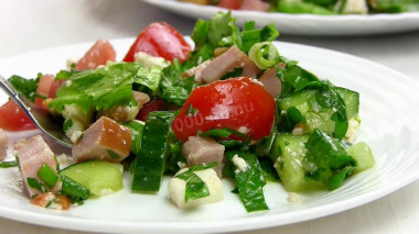 Рецепт - Салат зелёный с орешками и ветчиной - Шаг 8 -  Сразу подавать к столу.