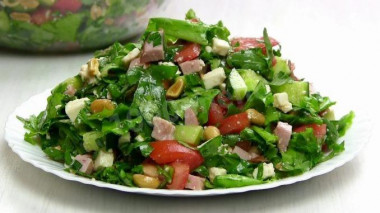 Рецепт - Салат зелёный с орешками и ветчиной - Шаг 9 -  Приятного аппетита!