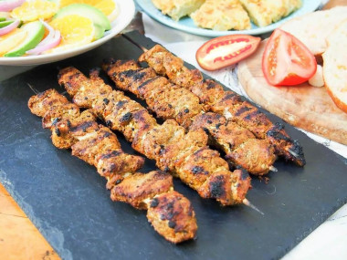 Шашлык из свинины на мангале с орегано, фенхелем и куркумой