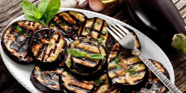 Баклажаны гриль с луком и уксусом