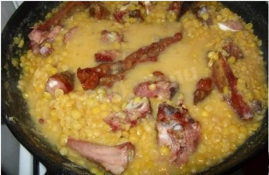 Гороховая каша со свиными ребрышками