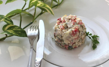 Рыбный салат с копченой скумбрией, солеными огурцами