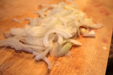 Рецепт - Салат из спаржи и курицы - Шаг 2 -  Луковицу режем полукольцами и под кипяток для выведения излишней остроты.