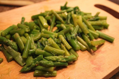 Рецепт - Салат из спаржи и курицы - Шаг 3 -  Очищаем спаржу от кожицы сверху вниз, промываем, нарезаем небольшими кусочками и отвариваем 15 минут в подсоленной воде. Откидываем на дуршлаг и оставляем остыть.