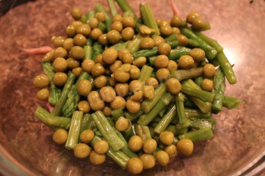 Рецепт - Салат из спаржи и курицы - Шаг 5 -  Сливаем с горошка жидкость, добавляем в салат