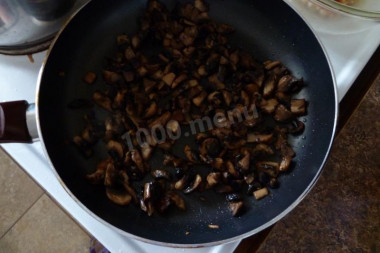 Рецепт - Салат Цезарь с говядиной, грибами, майонезом и помидорами - Шаг 3 -  Грибы обжариваем.