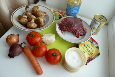 Рецепт - Салат Цезарь с говядиной, грибами, майонезом и помидорами - Шаг 1 - Говядину отвариваем с крупно порезанными овощами.