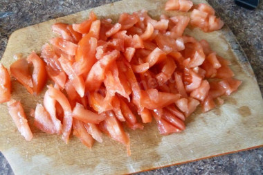 Рецепт - Салат Цезарь с говядиной, грибами, майонезом и помидорами - Шаг 4 -  Режем помидоры.