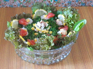 Салат из филе форели с кукурузой и помидорами