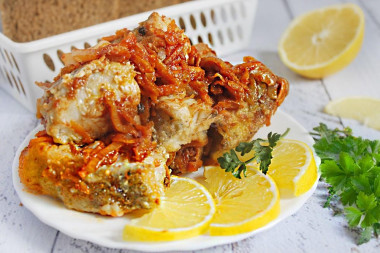 Минтай под маринадом из моркови и лука на сковороде