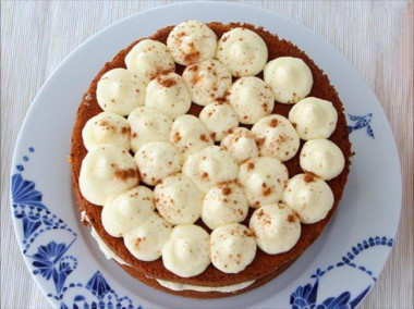 Торт на дрожжах с орехами изюмом сливочным сыром